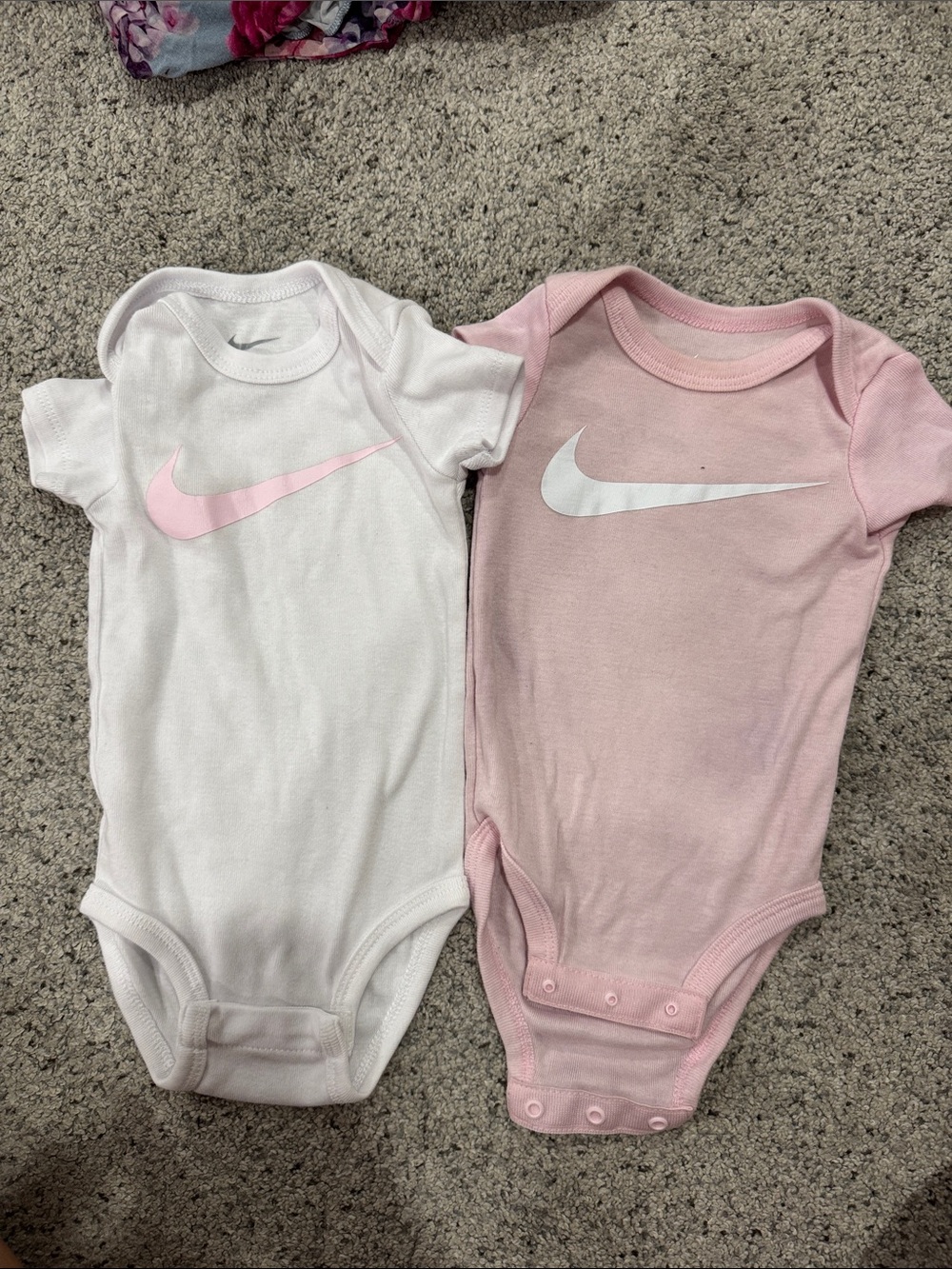 Nike Baby One-Piece Bodysuit Set in White and Light Pink